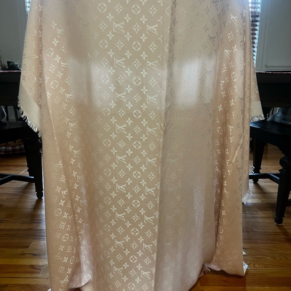 Louis Vuitton Pink Monogram Shawl - Picture 13 of 13